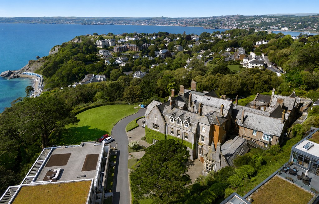 Lot: 197 - RETIREMENT APARTMENT WITH SEA VIEWS - Aerial View